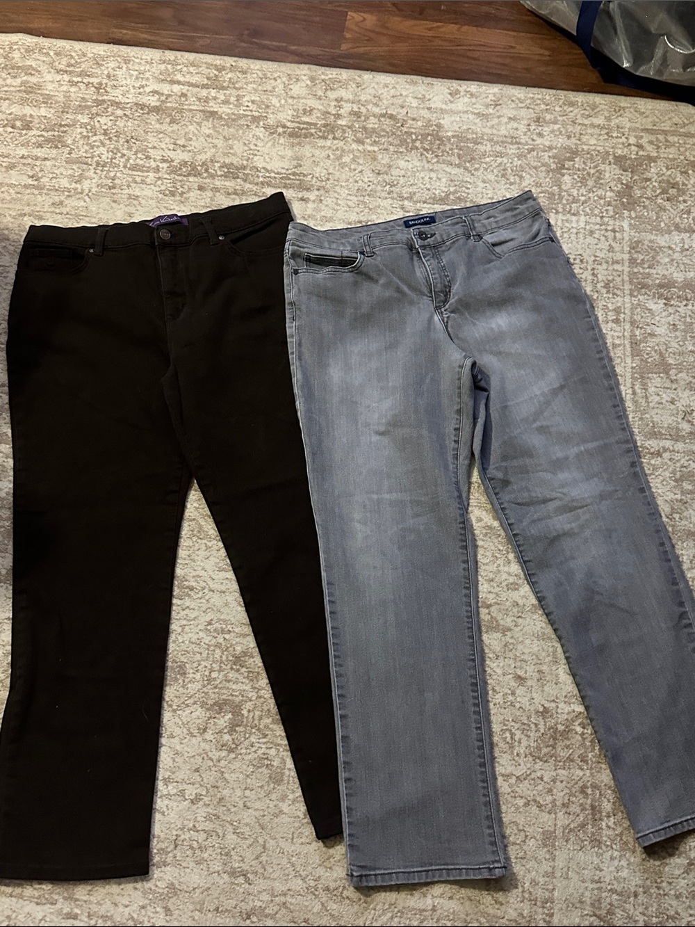 Gloria Vanderbilt Straight-Leg Jeans — Black and Light Gray